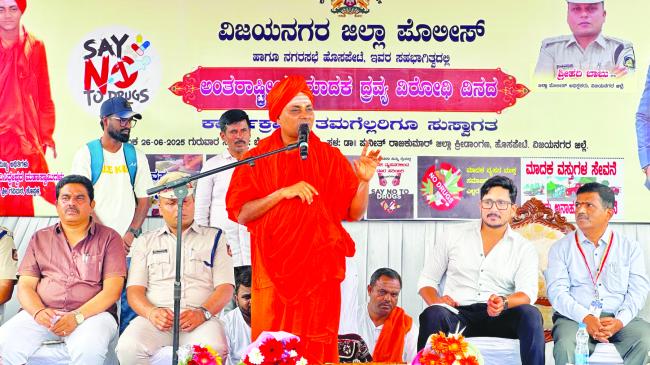 ದುಶ್ಚಟ ಬಿಡುವಂತೆ ಕೈ ಮುಗಿದು ಯುವಕರಿಗೆ ಗವಿಶ್ರೀ ಸಲಹೆ 