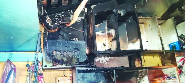 ಆಕಸ್ಮಿಕ ಬೆಂಕಿ ತಗುಲಿ ಆಟೋಮೊಬೈಲ್ ಅಂಗಡಿಯೊಳಗಿನ ವಸ್ತುಗಳು ಸುಟ್ಟು ಕರಕಲಾದ ಘಟನ 