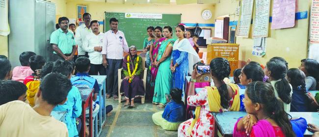 87 ವರ್ಷದ ಗುರ್ಲಾಪುರ ಅಜ್ಜಿಗೆ ಶಾಲೆಯಲ್ಲಿ ಸನ್ಮಾನ