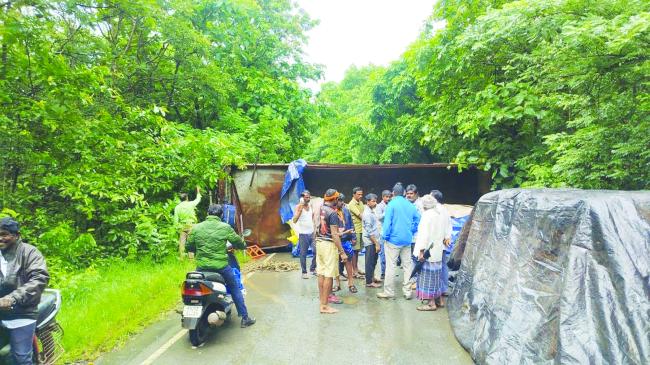 ರಸ್ತೆ ಮಧ್ಯ ಲಾರಿ ಪಲ್ಟಿ : ವಾಹನ್ ಸಂಚಾರ ಬಂದ್  
