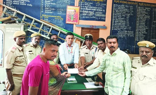 ಗೃಹರಕ್ಷಕದಳದ ದಿವಂಗತ ಉತ್ತಣ್ಣ ಕುಟುಂಬಕ್ಕೆ ಚೆಕ್ ವಿತರಣೆ 