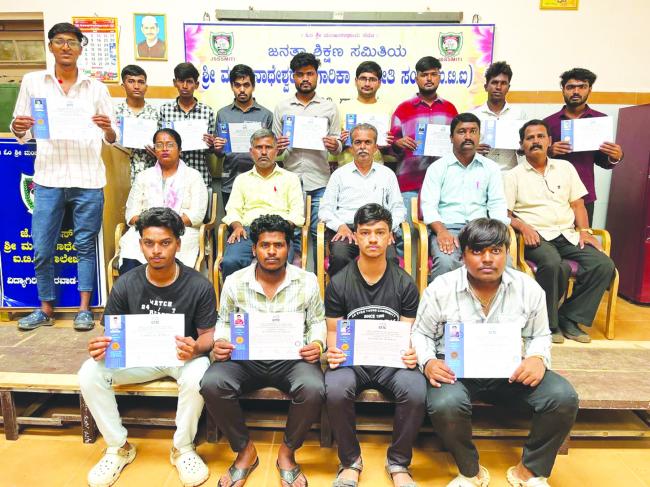 ತರಬೇತಿ ಪೂರ್ಣಗೊಳಿಸಿದ ವಿದ್ಯಾರ್ಥಿಗಳಿಗೆ ಪ್ರಮಾಣಪತ್ರ ವಿತರಣೆ 
