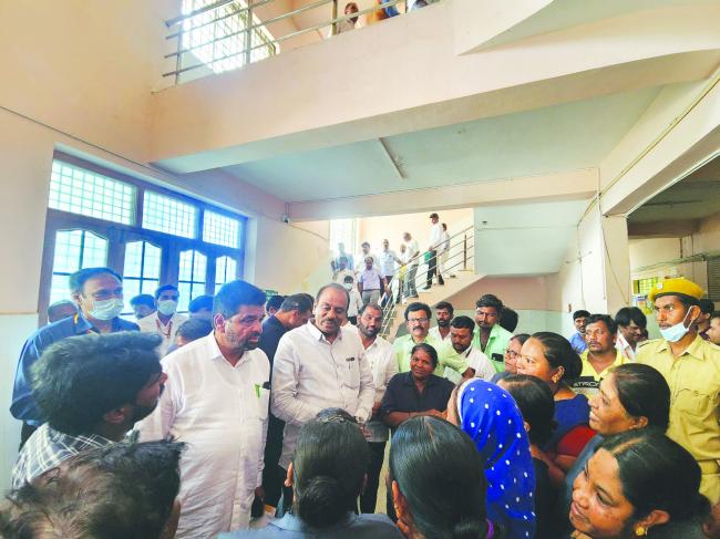 ಹಿಟ್ನಾಳ ಜಿಲ್ಲಾ ಆಸ್ಪತ್ರೆ ಭೇಟಿ: ರೋಗಿಗಳ ವಿಚಾರಣೆ   