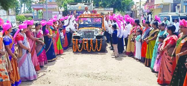 ವಿದ್ಯೆ ಕಲಿಸಿದ ಗುರುವಿಗೆ ತೆರೆದ ವಾಹದಲ್ಲಿ ಭವ್ಯ ಮೆರವಣಿಗೆ 