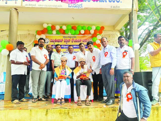 ಅಭ್ಯಾಸದ ಜೊತೆಗೆ ತಮ್ಮ ಪ್ರತಿಭೆ ಗುರುತಿಸಿಕೊಳ್ಳಬೇಕು: ಶ್ರೀಕಾಂತ ದುಂಡಿಗೌಡ್ರ