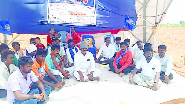 ಸೂಕ್ತ ಪರಿಹಾರ ನೀಡದೇ ರೈತರ ಭೂಮಿಯಲ್ಲಿ ವಿದ್ಯುತ್ ಗೋಪುರ ನಿರ್ಮಾಣ