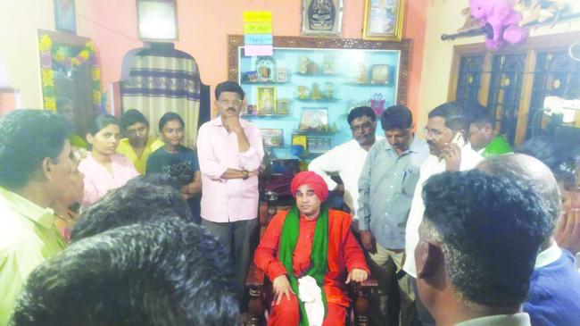 ಹತ್ಯೆಯಾದ ಕುನ್ನೂರ ಮನೆಗೆ ಶ್ರೀಗಳ ಭೇಟಿ, ಸಾಂತ್ವನ  