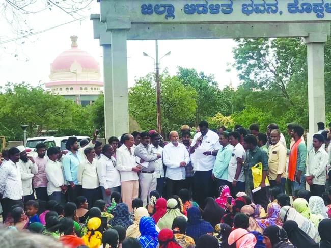 ಕಟ್ಟಡ ಕಾರ್ಮಿಕರ ಪ್ರತಿಭಟನೆ: ಸಮಸ್ಯೆ ಪರಿಹಾರಕ್ಕೆ ಹಿಟ್ನಾಳ್ ಭರವಸೆ 