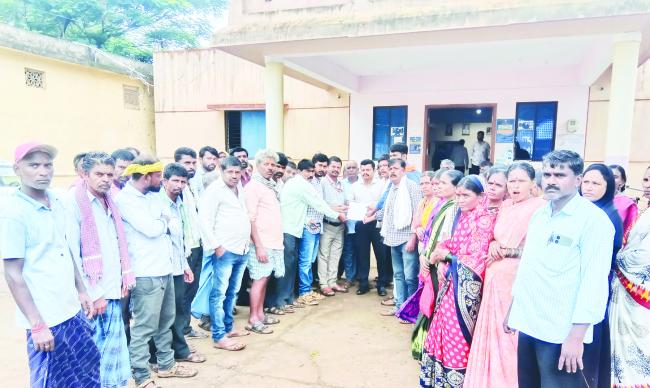 ಅಭಿವೃದ್ಧಿ ಅಧಿಕಾರಿ ವರ್ಗಾವಣೆ ಖಂಡಿಸಿ ಪ್ರತಿಭಟನೆ ಮೂಲಕ ಮನವಿ  