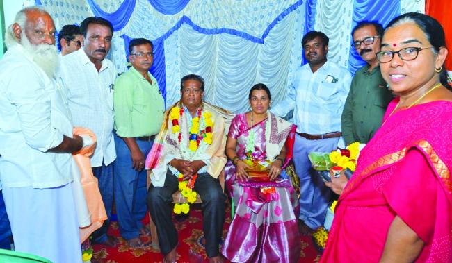 ನಿವೃತ್ತಿ ಹೊಂದಿದ ಮುಖ್ಯಗುರು ರಾಘವೇಂದ್ರಗೆ ಅದ್ಧೂರಿ ಬೀಳ್ಕೊಡಿಗೆ 