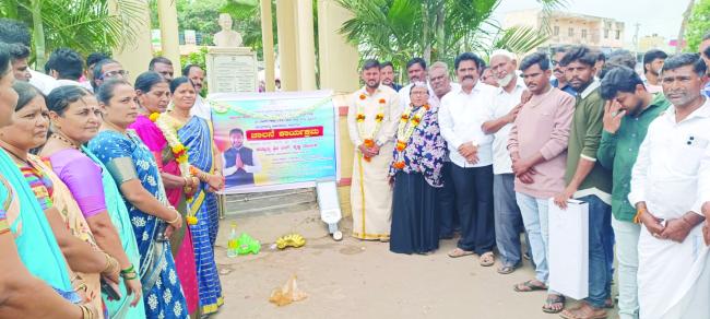 ಹೂವಿನಹಡಗಲಿ ಬೀದಿ ದೀಪ.ಟ್ಯೆಮರ್ ಯಂತ್ರ ಕಾಮಗಾರಿಗೆ  ಚಾಲನೆ  