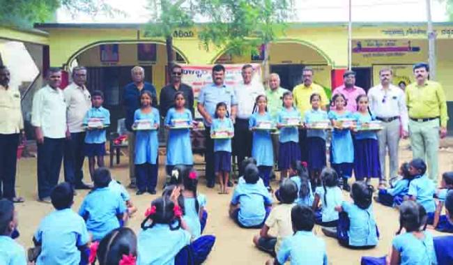 ಮೂರು ಶಾಲೆಗಳಲ್ಲಿ ಶೈಕ್ಷಣಿಕ ಸಾಮಾಗ್ರಿ ವಿತರಣೆ ಕಾರ್ಯಕ್ರಮ 