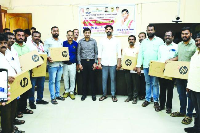 ಗ್ರಾಮ ಆಡಳಿತ ಅಧಿಕಾರಿಗಳಿಗೆ ಲ್ಯಾಪ್ ಟಾಪ್ ವಿತರಣೆ 