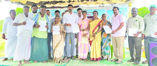 ಉಪ್ಪಾರಹಳ್ಳಿ: 45 ಕುಟುಂಬಗಳಿಗೆ ಮನೆ ಹಕ್ಕು ಪತ್ರ ವಿತರಣೆ 