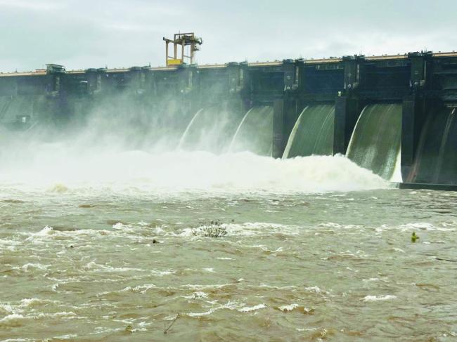 ಕರಾವಳಿಯಲ್ಲಿ ಮುಂದುವರಿದ ರಭಸದ ಗಾಳಿ ಮಳೆ : ಘಟ್ಟದ ಮೇಲೆ ವರ್ಷಧಾರೆ