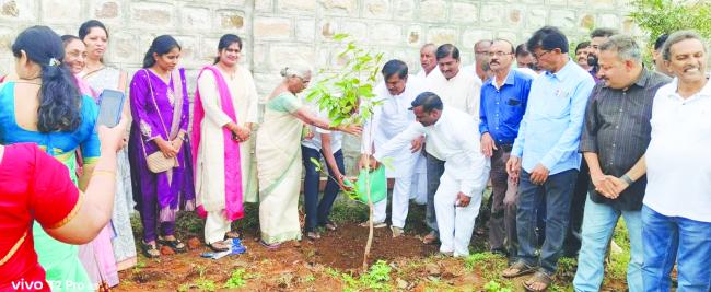 ‘ಸ್ವಾಸ್ಥ್ಯ ಸಮಾಜ ನಿರ್ಮಿಸುವಲ್ಲಿ ವೈದ್ಯರ ಸೇವೆ ಅನನ್ಯ’  