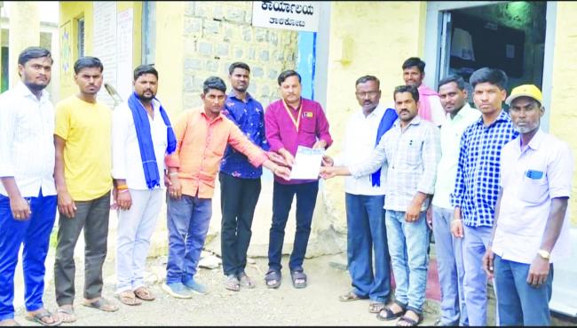 ವಸತಿ ನಿಲಯ ಮಂಜೂರಾತಿಗೆ ಒತ್ತಾಯಿಸಿ ತಹಸಿಲ್ದಾರ್ ಗೆ ಮನವಿ  