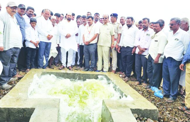 ಕೆರೆ ತುಂಬುವ ಪ್ರಾಯೋಗಿಕ ಯೋಜನೆಗೆ ಶಾಸಕ ಲಕ್ಷ್ಮಣ ಸವದಿ ಚಾಲನೆ   