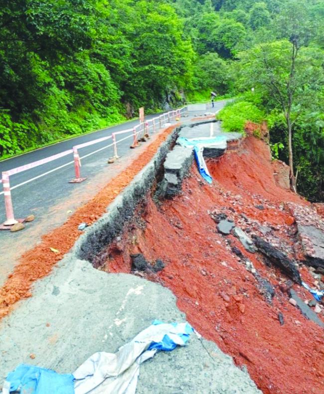 ಮಳೆ ಇಳಿಮುಖ :ರಾಷ್ಟ್ರೀಯ ಹೆದ್ದಾರಿ ಅನಮೂಡ್ ಬಳಿ ಭಯಾನಕ ಭೂಕುಸಿತ 