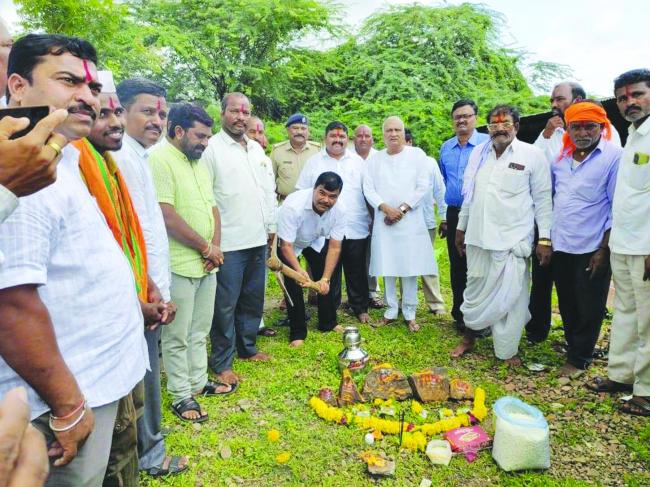 ಪಾರ್ಥನಹಳ್ಳಿಯಲ್ಲಿ ಶಾದಿ ಮಹಲಗೆ ಶಾಸಕ ರಾಜು ಕಾಗೆ ಶಂಕುಸ್ಥಾಪನೆ  