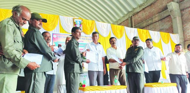 ವಿದ್ಯುತ್ ಸಿಬ್ಬಂದಿಗೆ ನೇಮಕಾತಿ ಆದೇಶ ಪತ್ರ ವಿತಸಿದ ಸಚಿವ ಜಾರಕಿಹೊಳಿ   