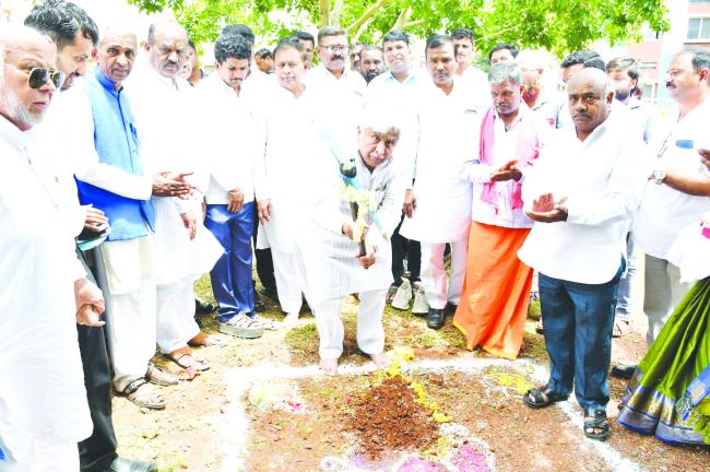 ಗ್ರಂಥಾಲಯ, ವಸತಿ ಶಾಲೆ ಕಟ್ಟಡ ನಿರ್ಮಾಣಕ್ಕೆ ಸಚಿವರಿಂದ ಭೂಮಿ ಪೂಜೆ 