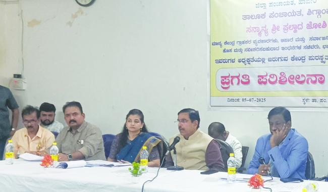 ನಿಗದಿತ ಸಮಯದೊಳಗೆ ಕೆಲಸ ಮುಗಿಸಿ ನಿರ್ವಹಿಸಿ : ಕೇಂದ್ರ ಸಚಿವ ಜೋಶಿ 