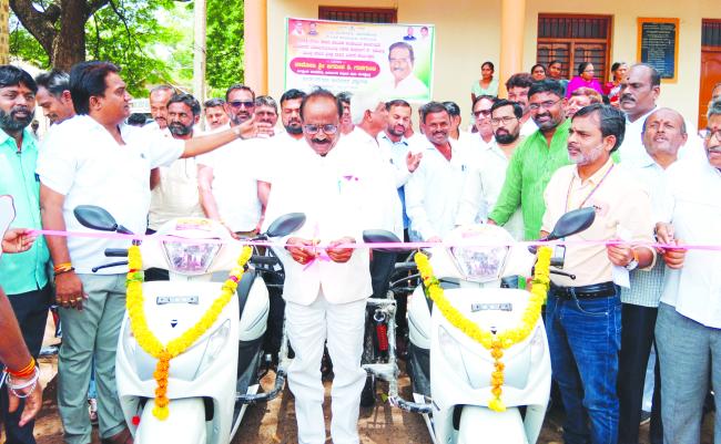 ವಿವಿಧ ಉಪಕರಣಗಳ ವಿತರಣೆ ವಿಳಂಬ: ಅಧಿಕಾರಿ, ಶಾಸಕರ ವಿರುದ್ಧ ಬೇಸರ 