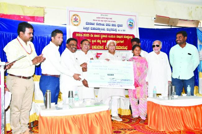 ಪಿಯು ಪರೀಕ್ಷೆಯಲ್ಲಿ ಹೆಚ್ಚು ಅಂಕ ಪಡೆದವರಿಗೆ ಬಹುಮಾನ ವಿತರಿಸಿದ ಎಚ್‌ಕೆಪಿ 