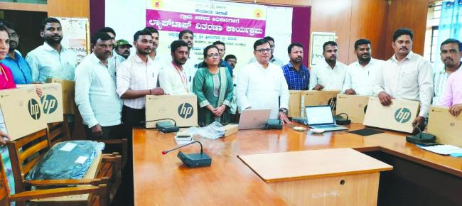 ಆಡಳಿತ ಸುರಳಿಕರಣಕ್ಕೆ ಲ್ಯಾಪ್‌ಟಾಪ್ ವಿತರಣೆ: ಶಾಸಕ ಶ್ರೀನಿವಾಸ ಮಾನೆ  