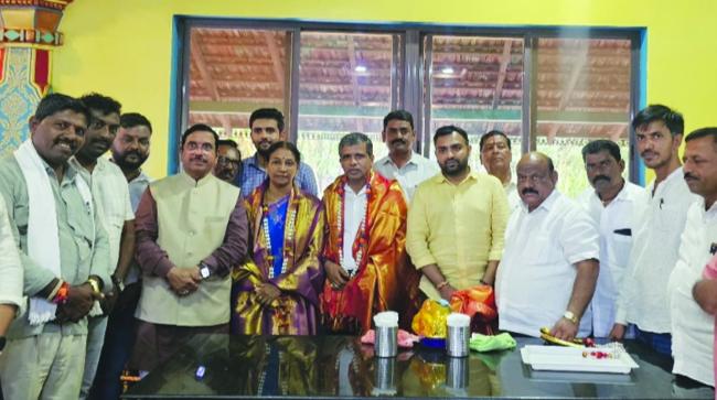 ಡಾ.ವೇದಾರಾಣಿ ದಾಸನೂರಗೆ ಜೋಶಿಯವರಿಂದ ಸನ್ಮಾನ 