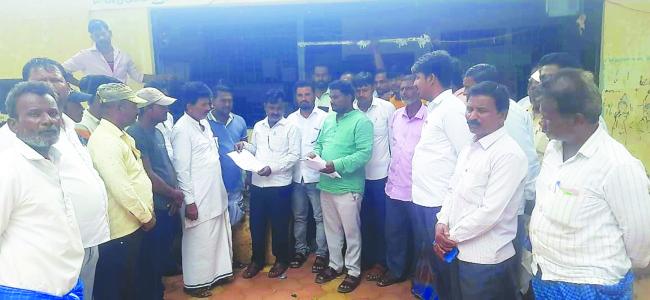 ಕುಡಿಯುವ ನೀರಿನ ಸಮಸ್ಯೆ ಪರಿಹರಿಸಲು ಆಗ್ರಹಿಸಿ ಭಂಟನೂರ ಗ್ರಾಮ ಪಂಚಾಯತ್‌ಗೆ ಬೀಗ ಜಡೆದು ಪ್ರತಿಭಟನೆ   