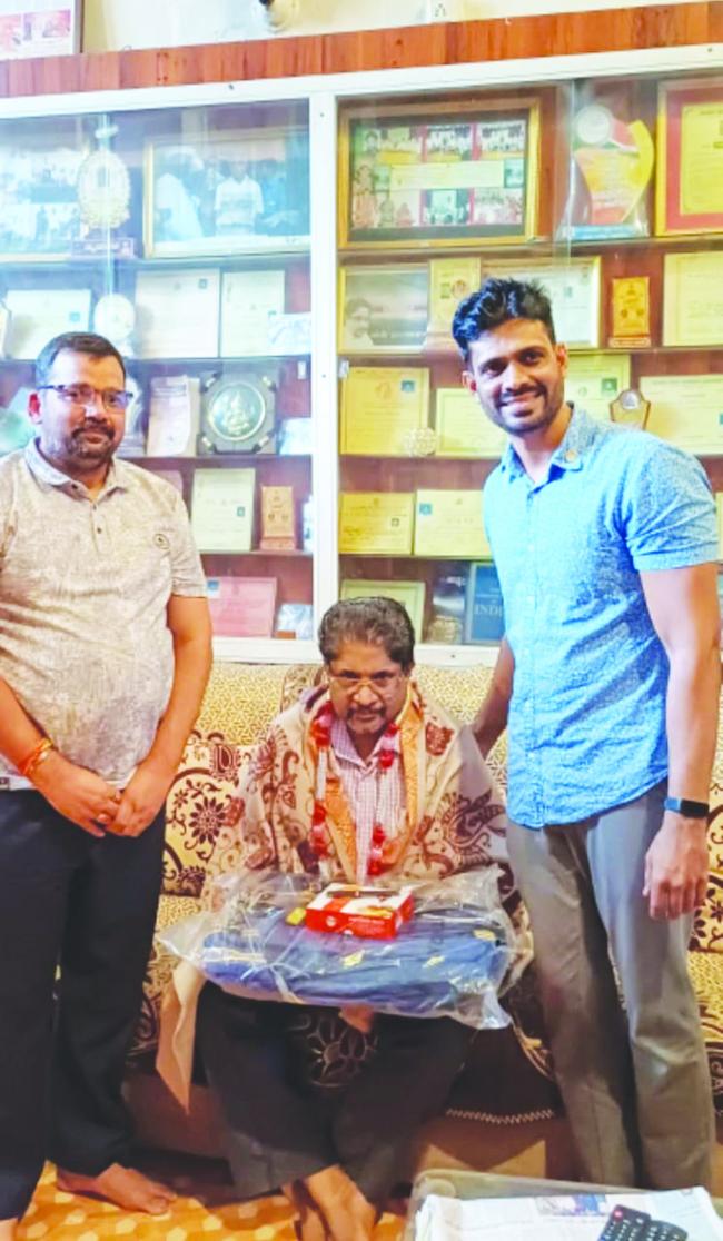 ಮನೆ ಬಾಗಿಲಿಗೆ ಹೋಗಿ ಹಿರಿಯ ಪತ್ರಕರ್ತ ಜಯಚಂದ್ರನ್ ಅವರಿಗೆ ಸನ್ಮಾನ  