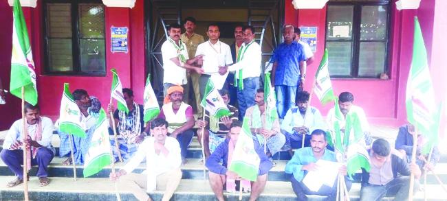 ರಾಜ್ಯ ಸರ್ಕಾರವನ್ನು ವಜಾಗೊಳಿಸಬೇಕೆಂದು ಮೃಂತುಂಜಯ ಕೊಪ್ಪದ ಆಗ್ರಹ 