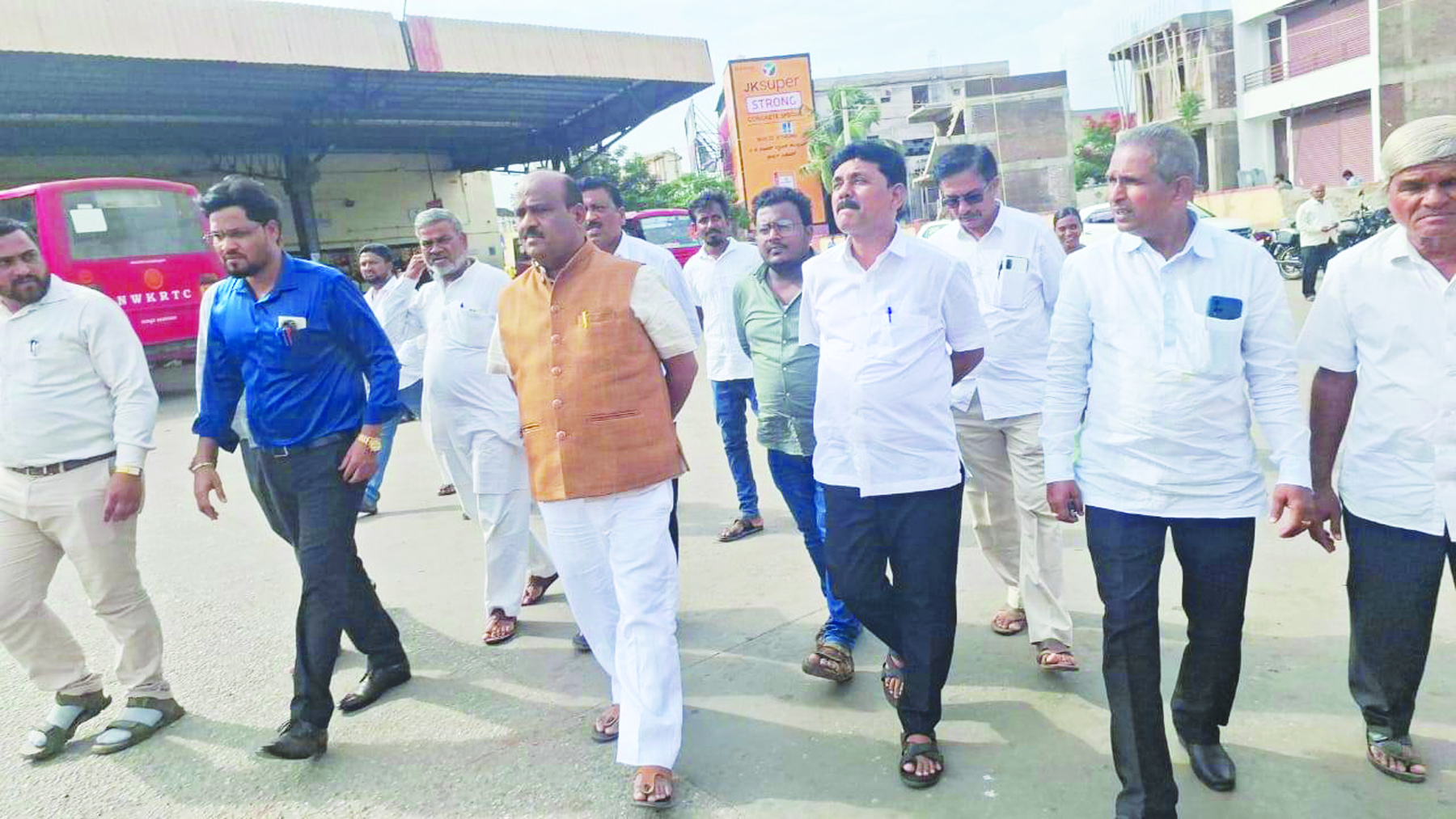 ಗ್ಯಾರಂಟಿ ಅನುಷ್ಟಾನ ಸದಸ್ಯರಿಂದ ಮುಂಡರಗಿ ಬಸ್ ನಿಲ್ದಾಣ ಪರೀಶೀಲನೆ  