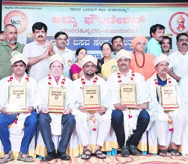 ಶಿಕ್ಷಕ ಸಂತೋಷಗೆ ಬಸವ ಚೇತನ ಪ್ರಶಸ್ತಿ ಪ್ರದಾನ 