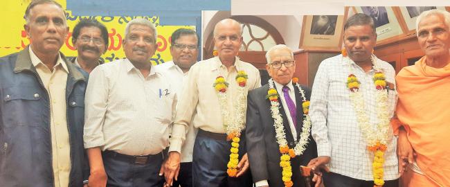 ಸಾಹಿತಿ ಡಾ. ಎಸ್‌.ಆರ್‌.ಗುಂಜಾಳ ಹಾಗೂ ಡಾ. ಬಸವರಾಜ ಜಗಜಂಪಿಗೆ ಸನ್ಮಾನ 
