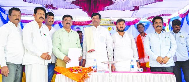 ಹುಗಲೂರು : ಫಲಾನುಭವಿಗಳಿಗೆ ಶಾಸಕರಿಂದ ಹಕ್ಕು ಪತ್ರ ವಿತರಣೆ 