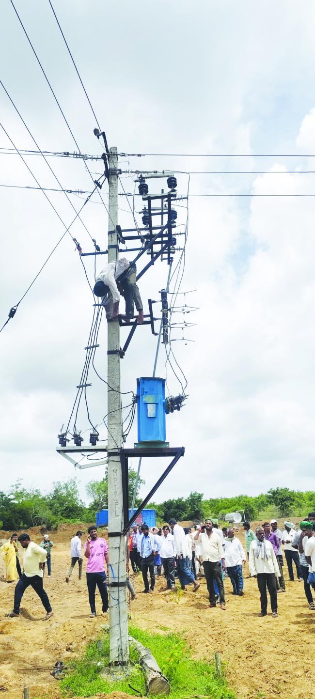 ವಿದ್ಯುತ್ ತಗುಲಿ ಹೆಸ್ಕಾಂ ಸಿಬ್ಬಂದಿ ಸಾವು 