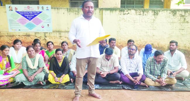 ಕಂಪ್ಲಿಯಲ್ಲಿ ನರೇಗಾ ಸಿಬ್ಬಂದಿ ಅಸಹಕಾರ ಚುಳುವಳಿ 