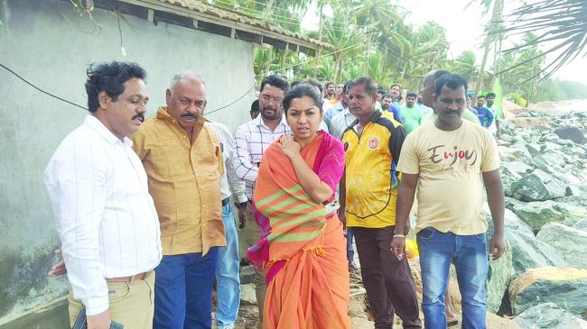 ಕಡಲ ಕೊರೆತ ಪ್ರದೇಶಕ್ಕೆ ವಿ. ಪ. ಸದಸ್ಯ ಉಳ್ವೇಕರ್ ಮತ್ತು ಡಿಸಿ ಲಕ್ಷ್ಮೀಪ್ರಿಯಾ ಭೇಟಿ  