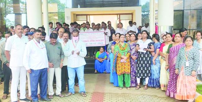 7ನೇ ವೇತನ ಬೇಡಿಕೆ ಈಡೇರಿಸುವಂತೆ ಪಾಲಿಕೆ ನೌಕರರ ಪ್ರತಿಭಟನೆ