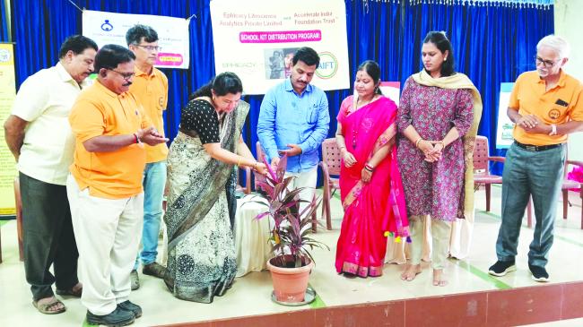 ಏಕ ಪೋಷಕ ಮಕ್ಕಳಿಗೆ ಶಿಕ್ಷಣಕ್ಕಾಗಿ ವಿದ್ಯಾರ್ಥಿವೇತನ ,ಬುಕ್ ವಿತರಣೆ  