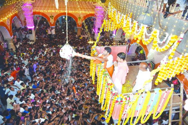 ಖಾಸ್ಗತೇಶ್ವರ ಜಾತ್ರೆ: ಗೋಪಾಲ ಕಾವಲಿ ಕಾರ್ಯಕ್ರಮಕ್ಕೆ ಸಿದ್ದಲಿಂಗಶ್ರೀ ಚಾಲನೆ  