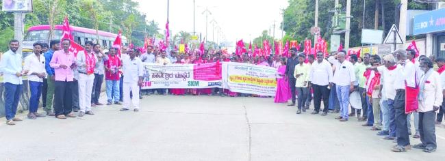 ಕಾರ್ಮಿಕ ವಿರೋಧಿ ನೀತಿ ರದ್ದತಿಗೆ ಒತ್ತಾಯಿಸಿ ರಸ್ತೆ ತಡೆ:  ಕಾರ್ಮಿಕ ಮುಖಂಡರ ಬಂಧನ   