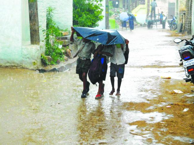 ಕಂಪ್ಲಿಯಲ್ಲಿ ಮೇಲೆ ಮಳೆ, ಕೆಳಗೆ ಹೊಳೆ: ಜನಜೀವನ ಅಸ್ತವ್ಯಸ್ತ 