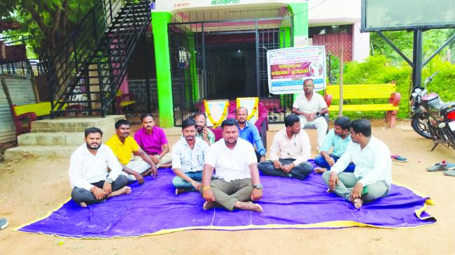 ಕೆಲಸ ಸ್ಥಗಿತಗೊಳಿಸಿ ಅನಿರ್ಧಿಷ್ಟಾವಧಿ ಚಳುವಳಿ ಆರಂಭಿಸಿದ ನರೇಗಾ ನೌಕರರು 