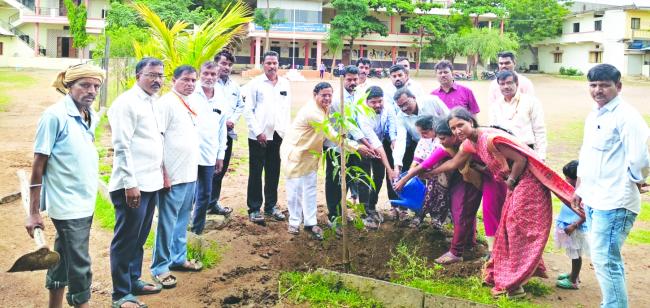 ಕೆನರಾ ಬ್ಯಾಂಕ್‌ನಿಂದ ಸಸಿ ನೆಡುವ ಕಾರ್ಯಕ್ರಮ  