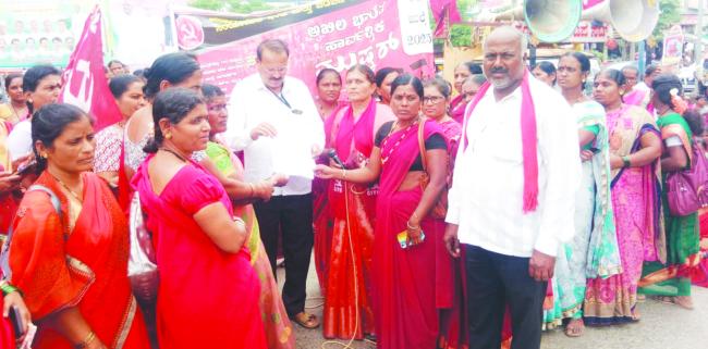 ಸಾರ್ವತ್ರಿಕ ಮುಷ್ಕರ: ಇಂಡಿಯಲ್ಲಿ ರಸ್ತೆ ತಡೆದು ಬೃಹತ್ ಪ್ರತಿಭಟನೆಲೋಕದರ್ಶನ ವರದಿ  