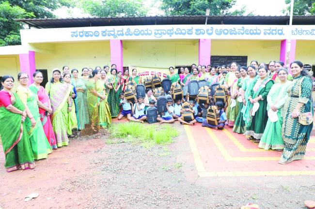 ಅಂಜನಾ ಮಹಿಳಾ ಮಂಡಳದಿಂದ ಶಾಲಾ ಮಕ್ಕಳಿಗೆ ಉಚಿತ ನೋಟ್ ಪುಸ್ತಕ , ಬ್ಯಾಗ್ ಪುಸ್ತಕ ವಿತರಣೆ 